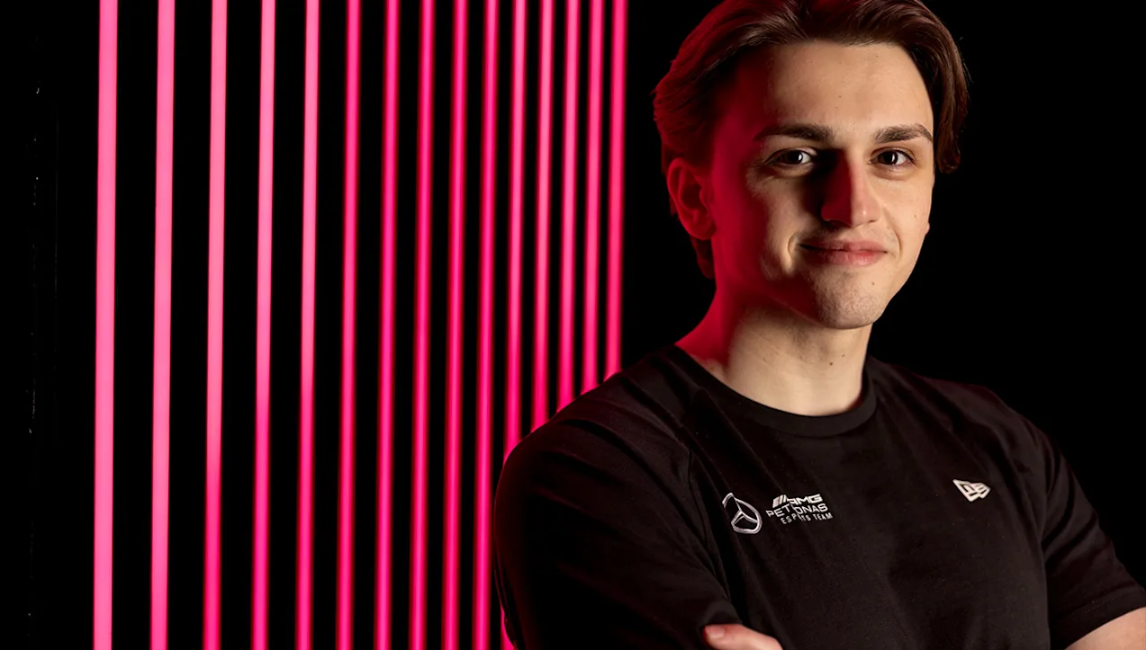 Marcel-Kiefer-Mercedes-AMG-PETRONAS-Esports-Team-top