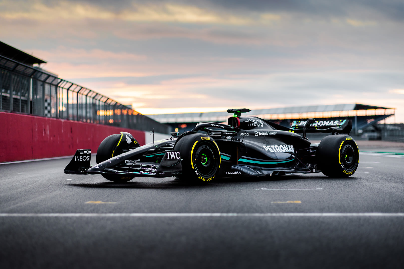 Lấy cảm hứng từ đội đua xe hơi nổi tiếng, bức tranh nền Mercedes-AMG PETRONAS F1 Wallpaper là công sức tuyệt vời trong thiết kế sống động của nó. Những chiếc xe đua đầy tốc độ tràn đầy quyết tâm để chiến thắng, khiến bạn muốn tham gia ngay lập tức. Khám phá tất cả các chi tiết và cảm nhận niềm đam mê với bức tranh nền này!