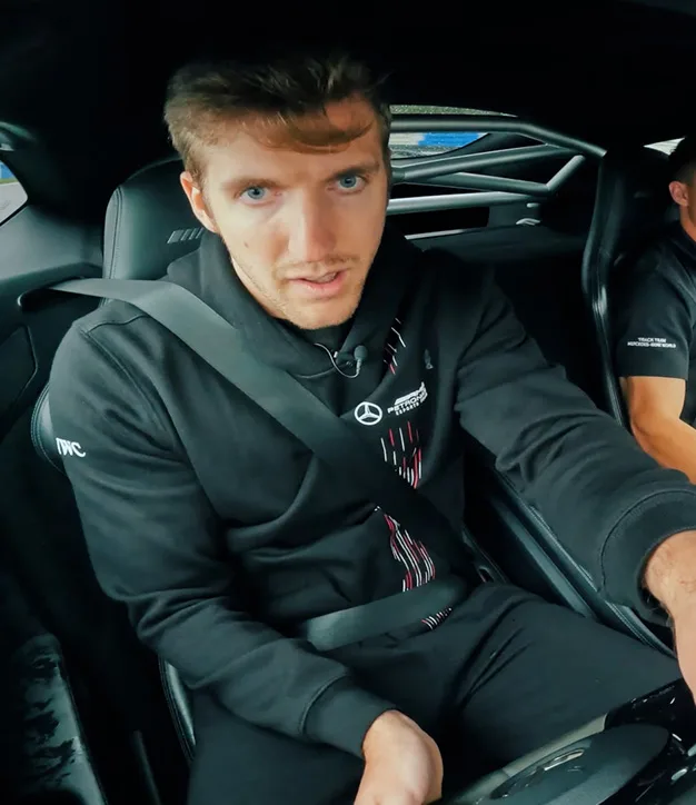 mobile-Dani-in-car