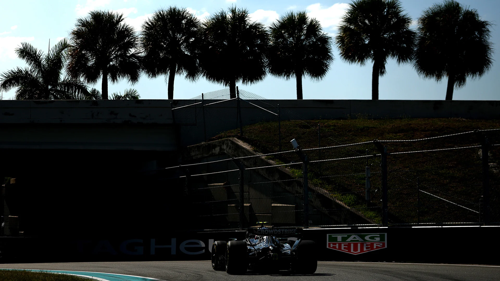 M593894