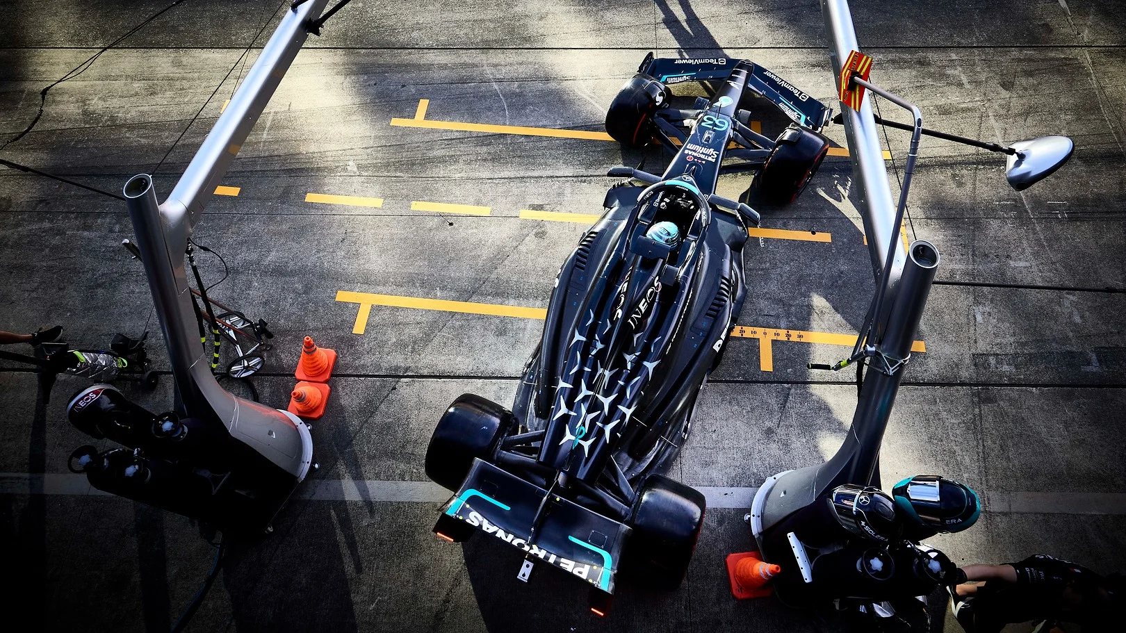 How Does an F1 Steering Wheel Work? - Mercedes-AMG PETRONAS F1 Team