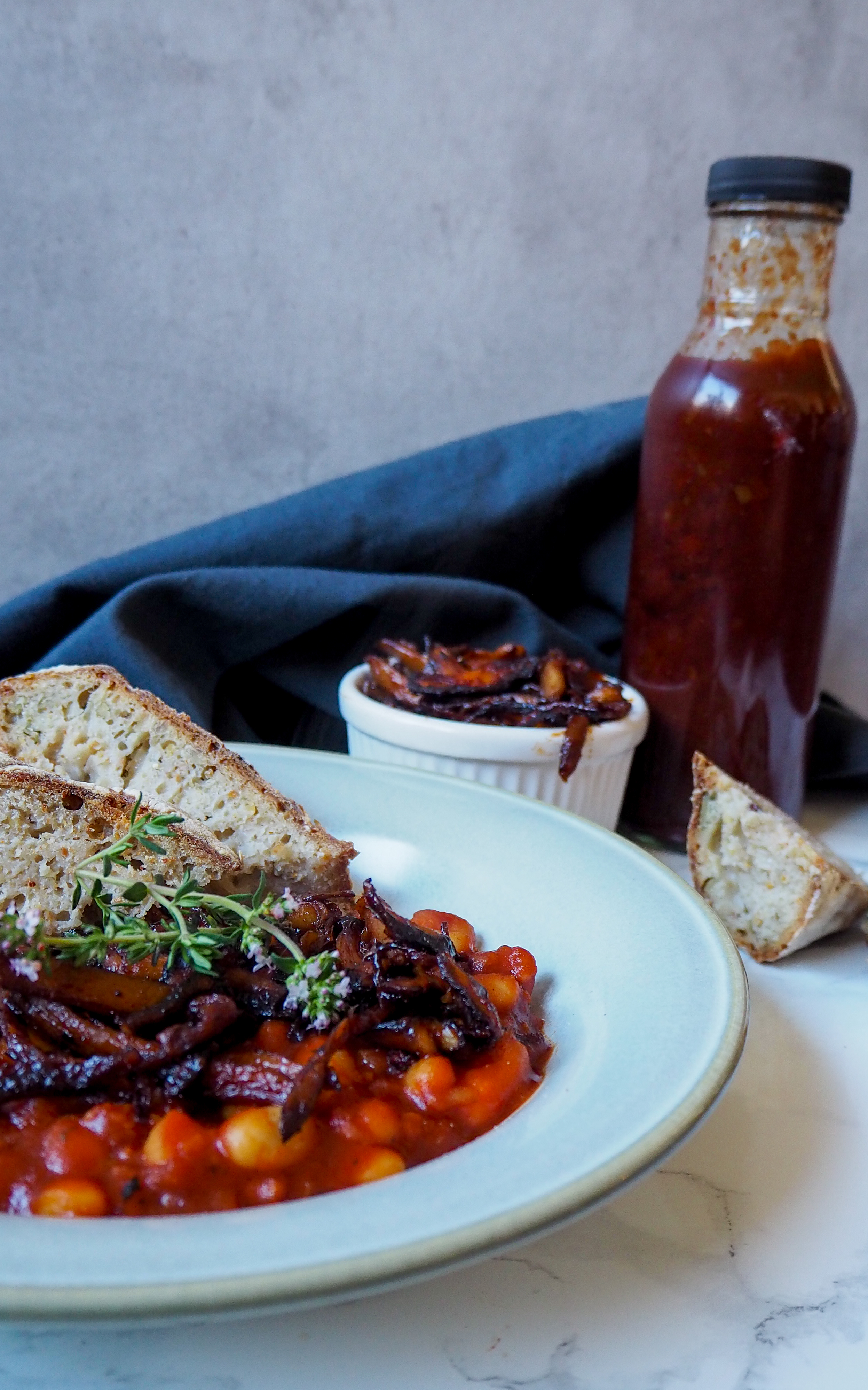 Bbq bonen en gebakken paddenstoelen - Featured