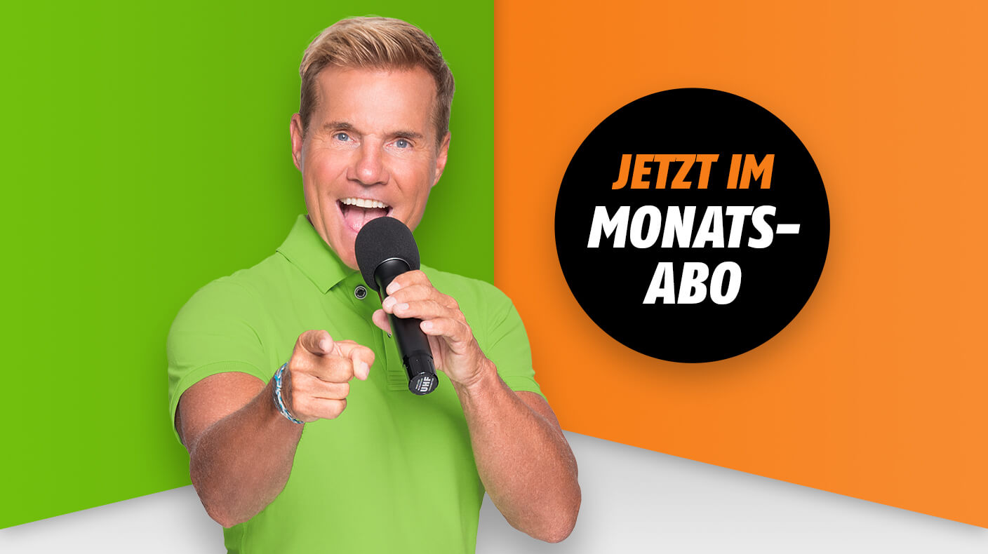 Dieter Bohlen mit Mikrofon zeigt auf Störer mit Monats-Abo