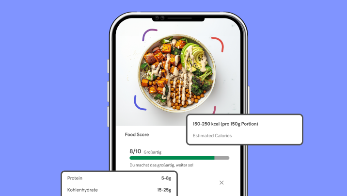 Smartphone zeigt App mit Food Score, geschätzten Kalorien, Proteingehalt und Kohlenhydratgehalt in Gramm für eine Schüssel mit Gemüse, Avocado und Kichererbsen.