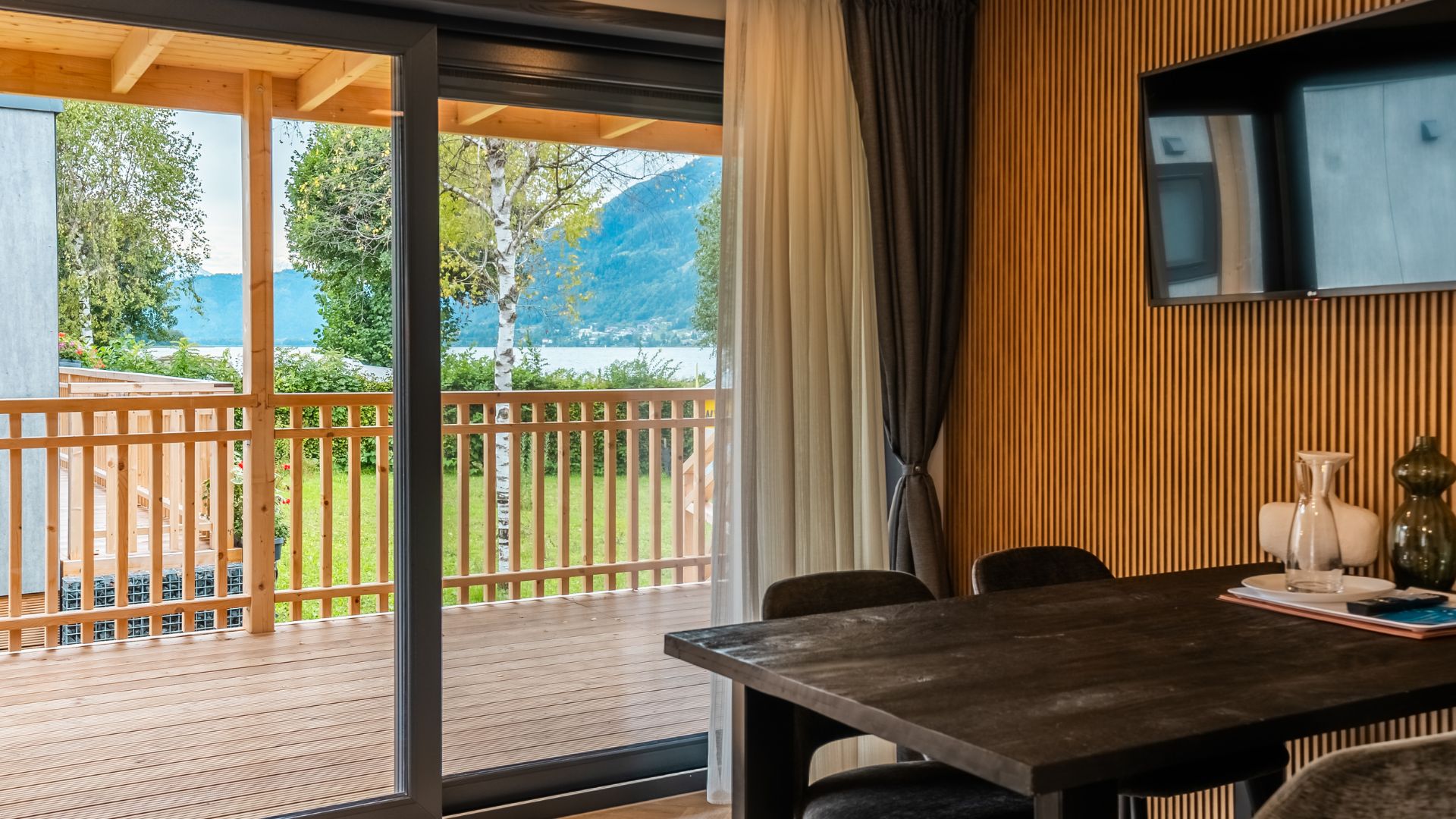 EuroParcs Ossiacher See Enzian4 Waterfront kitchen living room 1