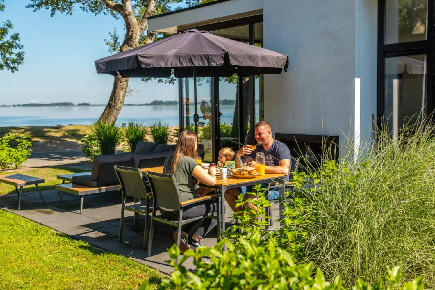 EuroParcs Bad Hoophuizen Family enjoying breakfast