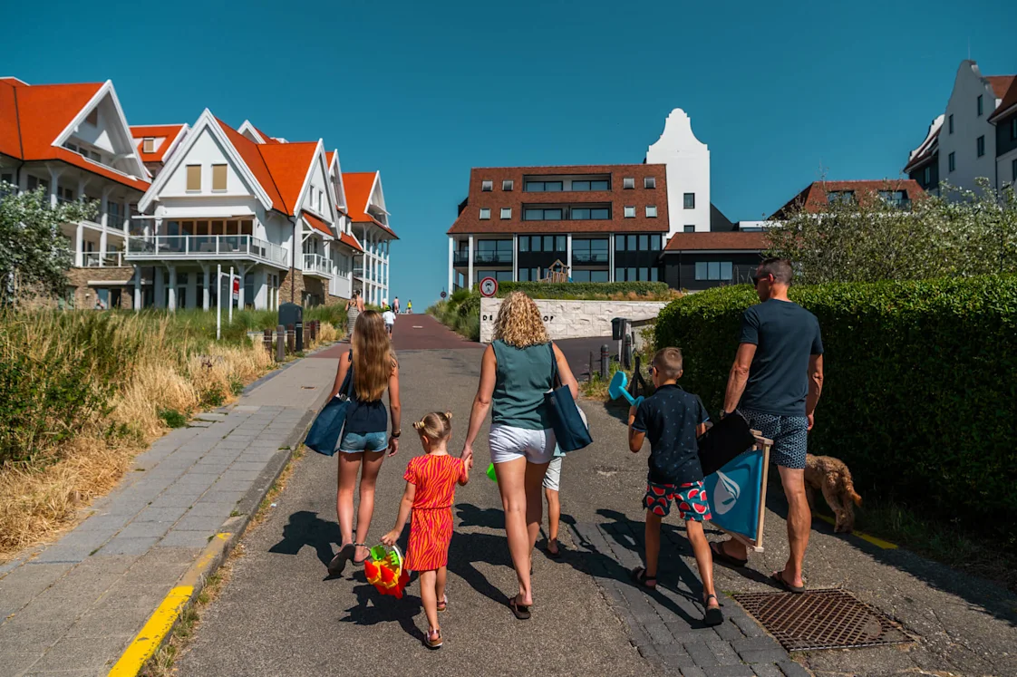 Cadzand - Family visiting the village
