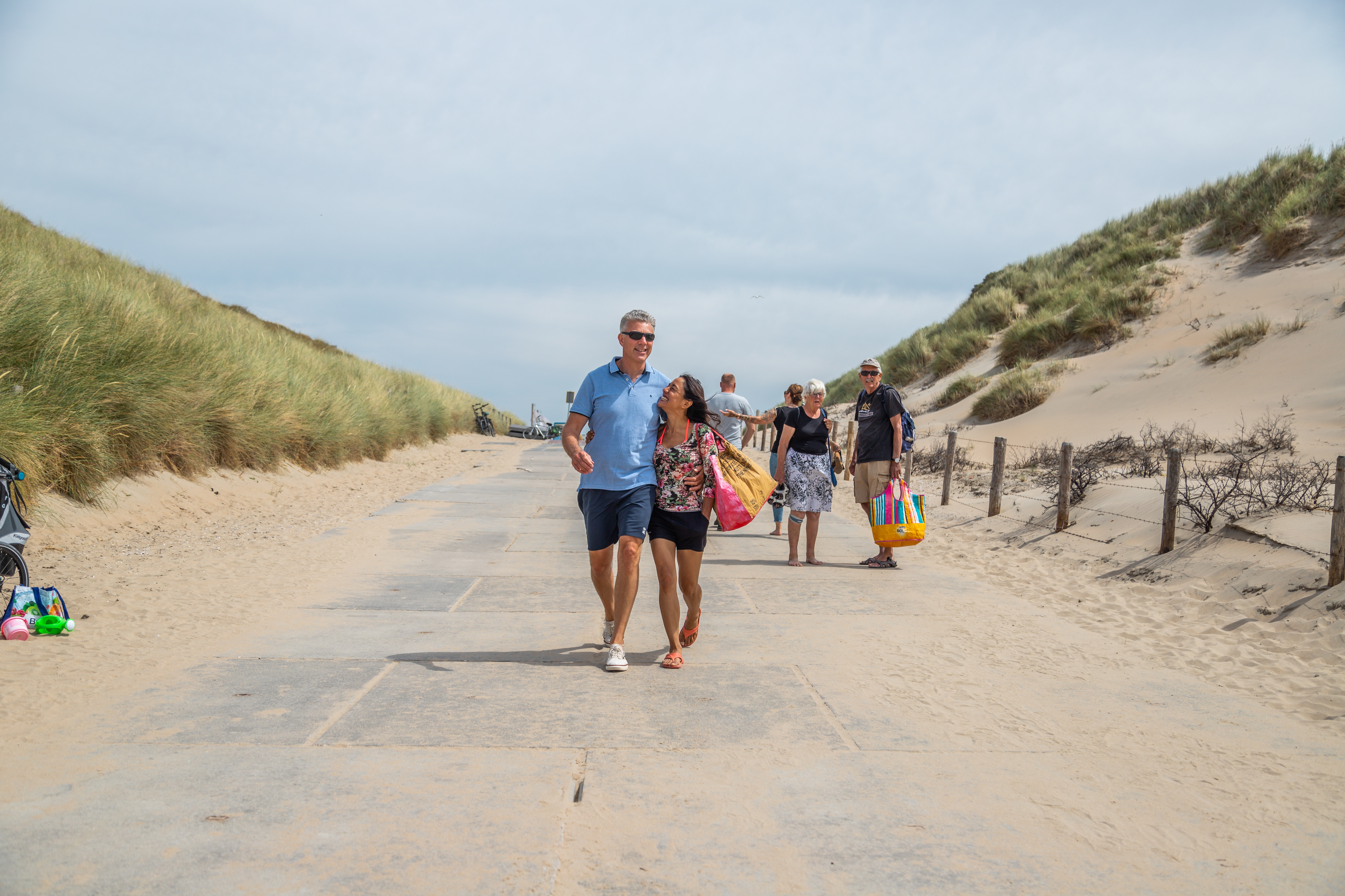 EuroParcs Noordwijkse Duinen couple going to the beach surroundings