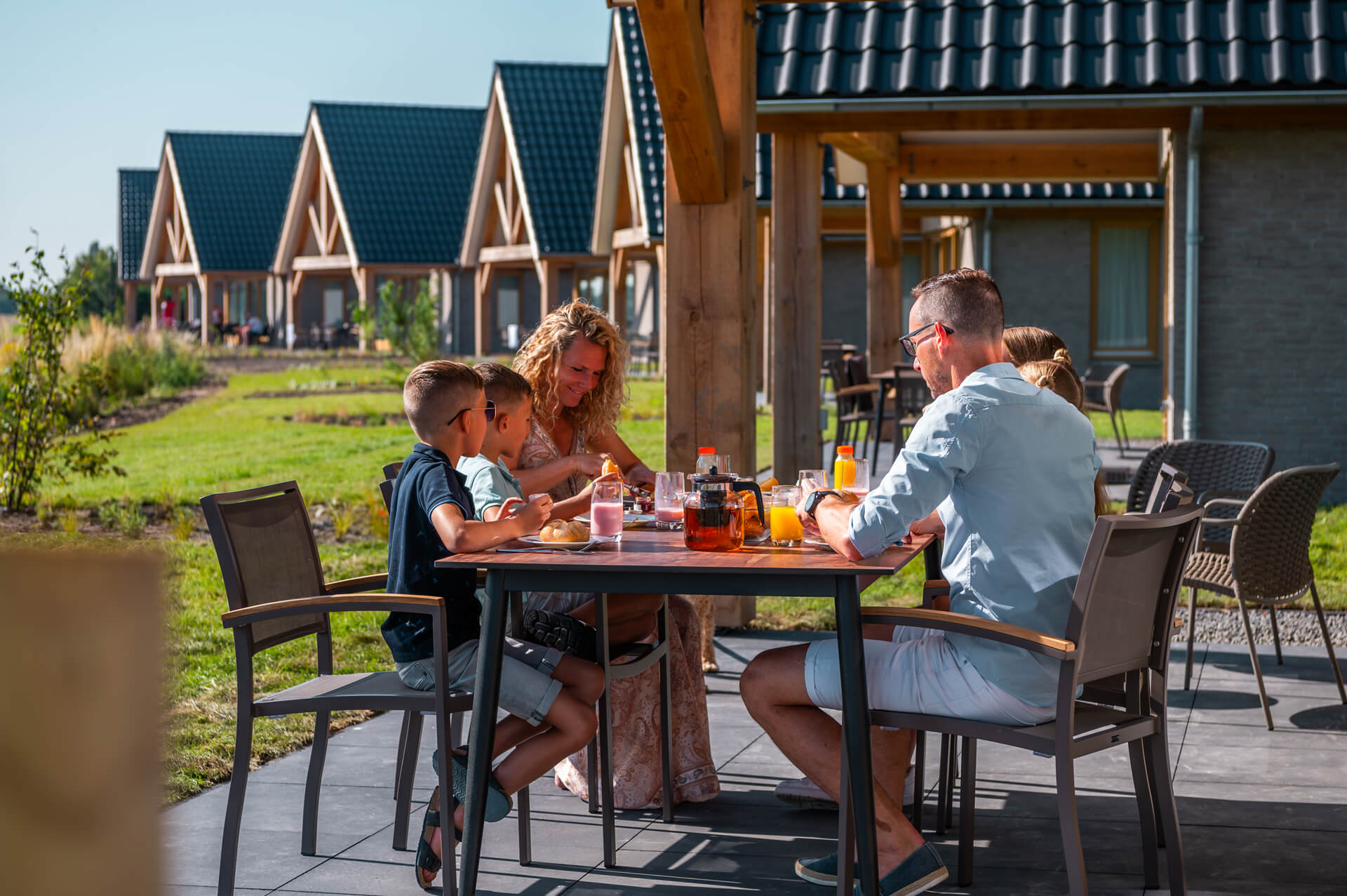 EuroParcs Cadzand family having lunch