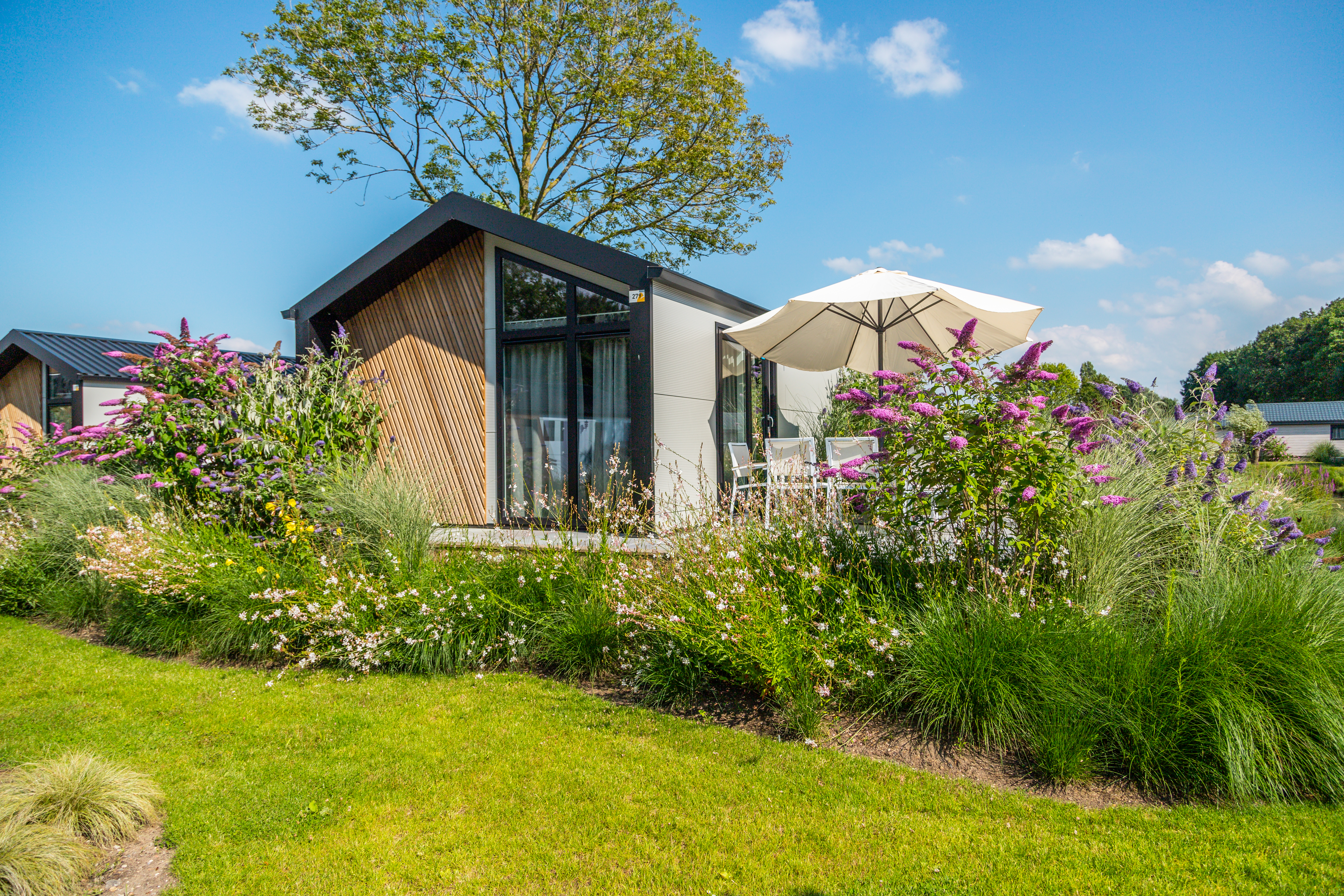 EuroParcs Aan de Maas holiday home with flowers in garden