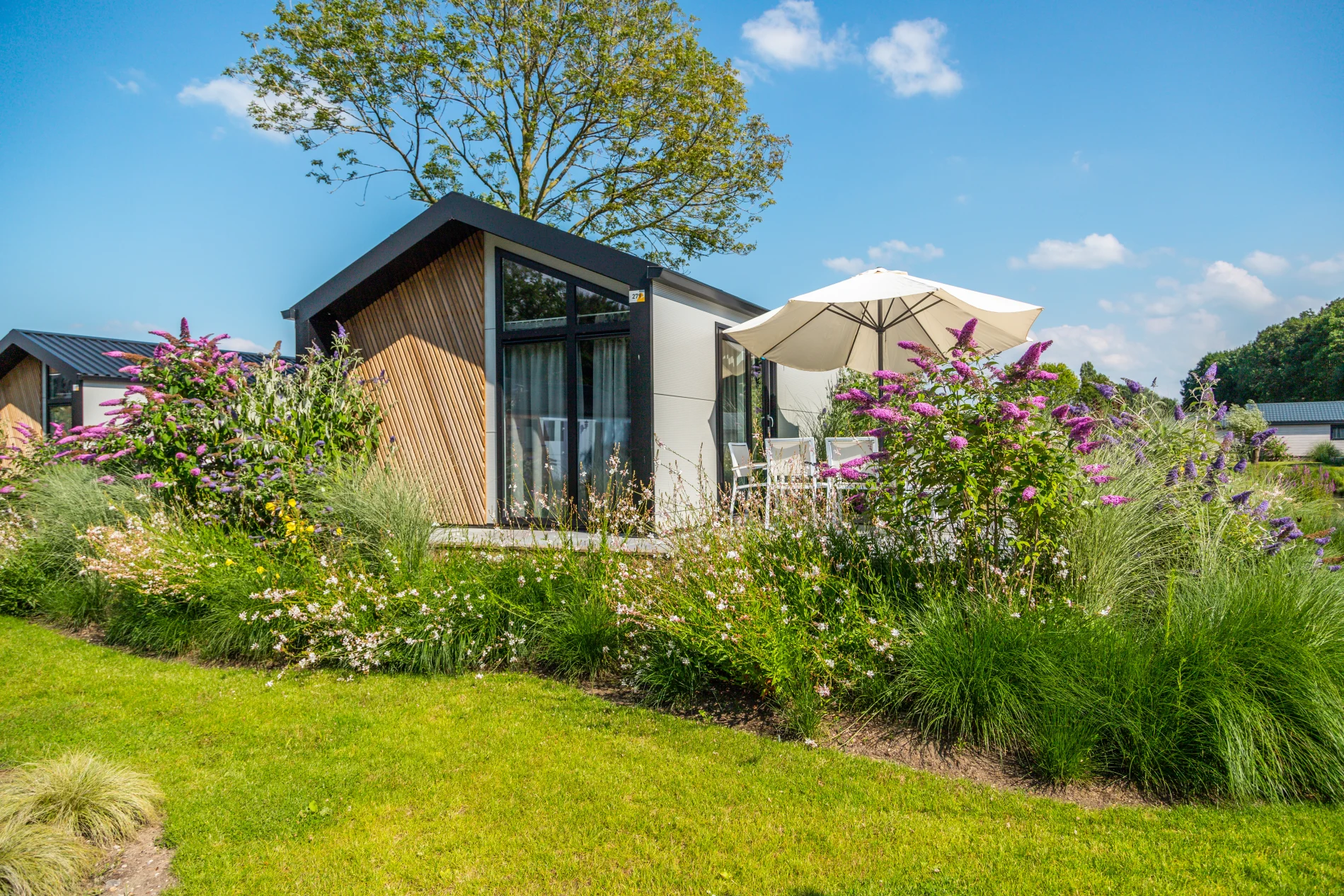 EuroParcs Aan de Maas holiday home with flowers in garden