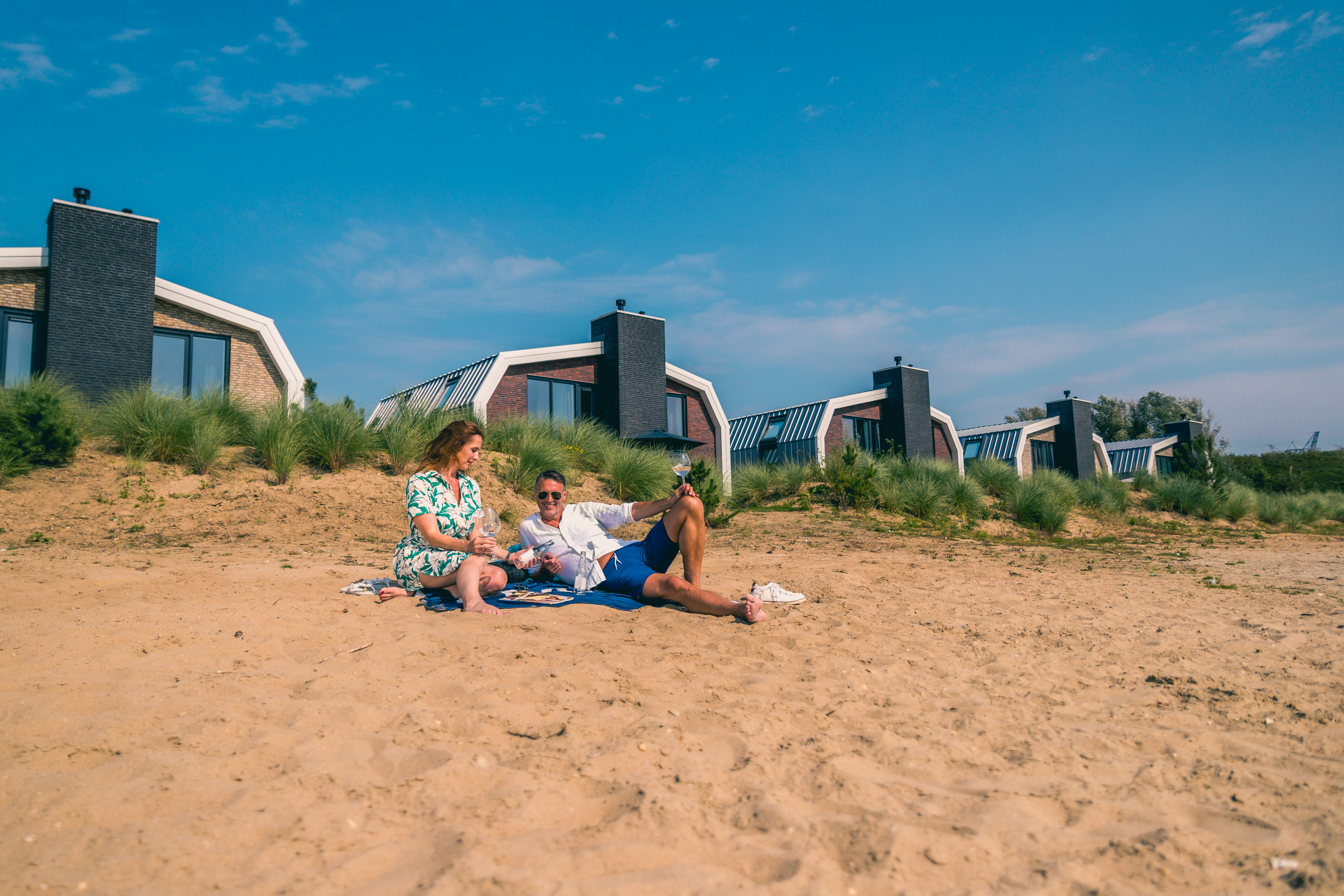 EuroParcs Kraaijenbergse Plassen couple at the beach