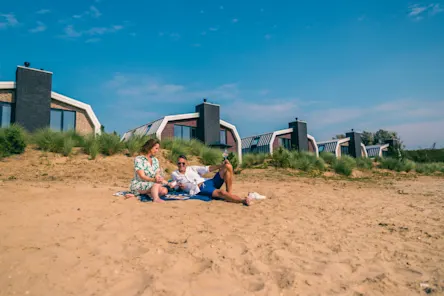 EuroParcs Kraaijenbergse Plassen couple at the beach