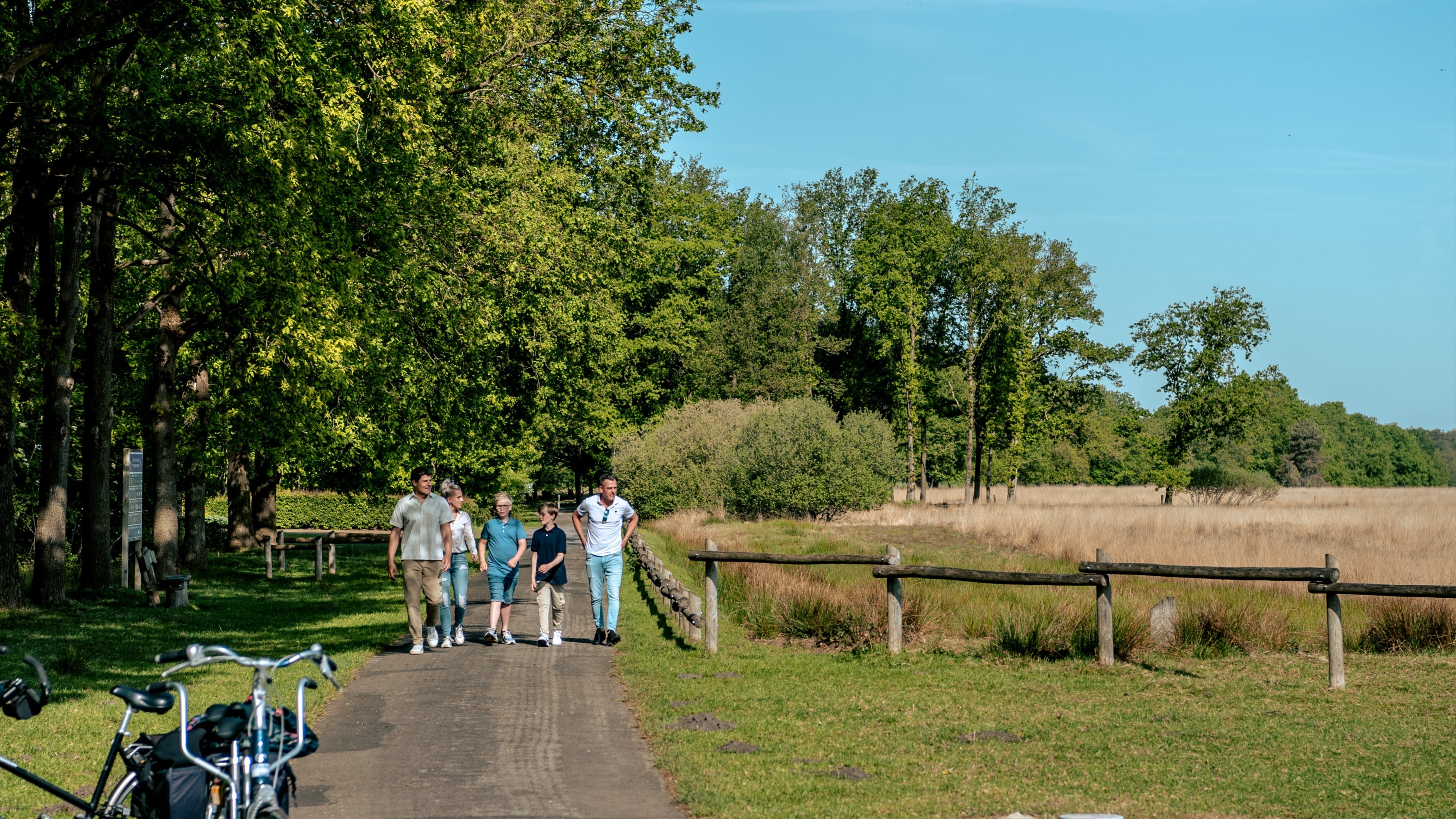 EuroParcs Ruinen family on a walk