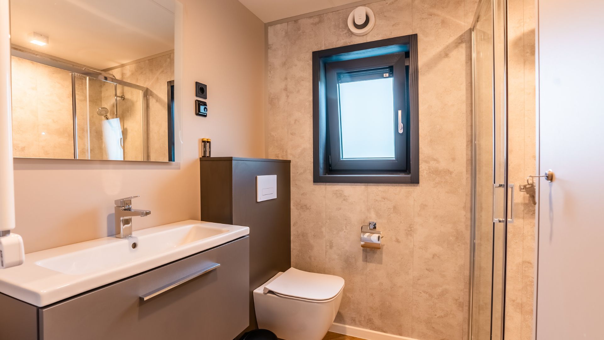 EuroParcs Ossiacher See Enzian4 Waterfront bathroom