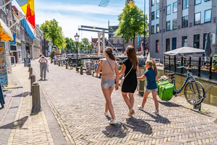 EuroParcs De Woudhoeve surroundings family in the city