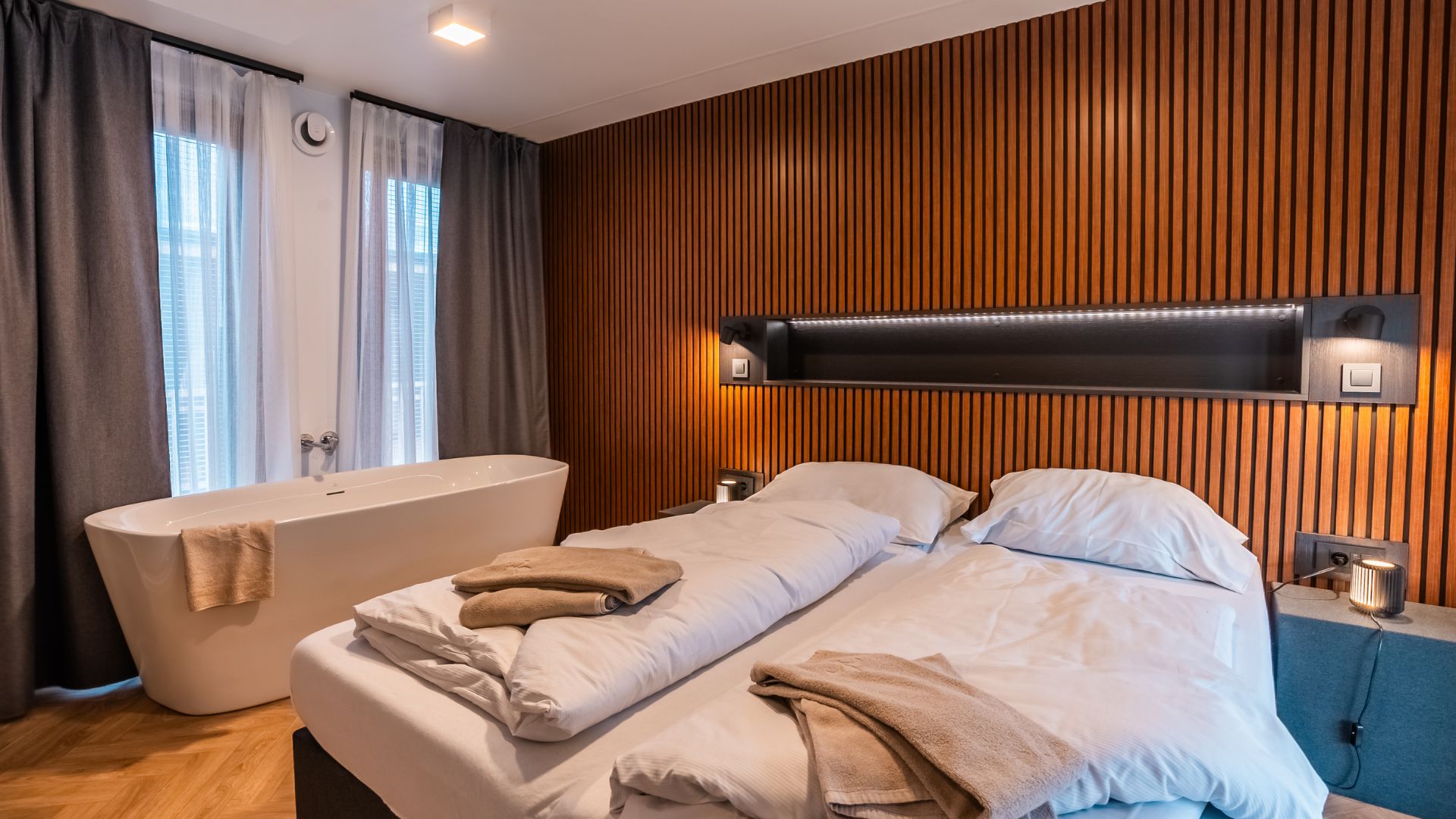 EuroParcs Ossiacher See Rose2 bedroom bathtub 1