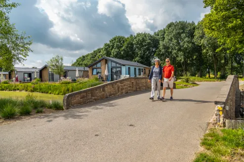 EuroParcs Aan de Maas ouder stel wandelt door vakantiepark