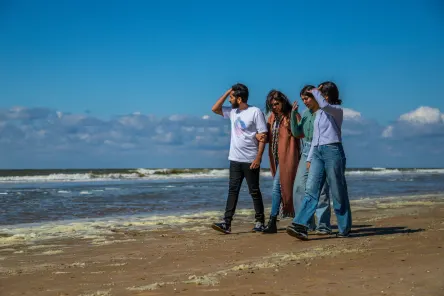 EuroParcs Buitenhuizen surroundings friends at the beach