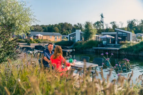 De Kraaijenbergse Plassen Boot Huisje aan het Water Dineren Koppel