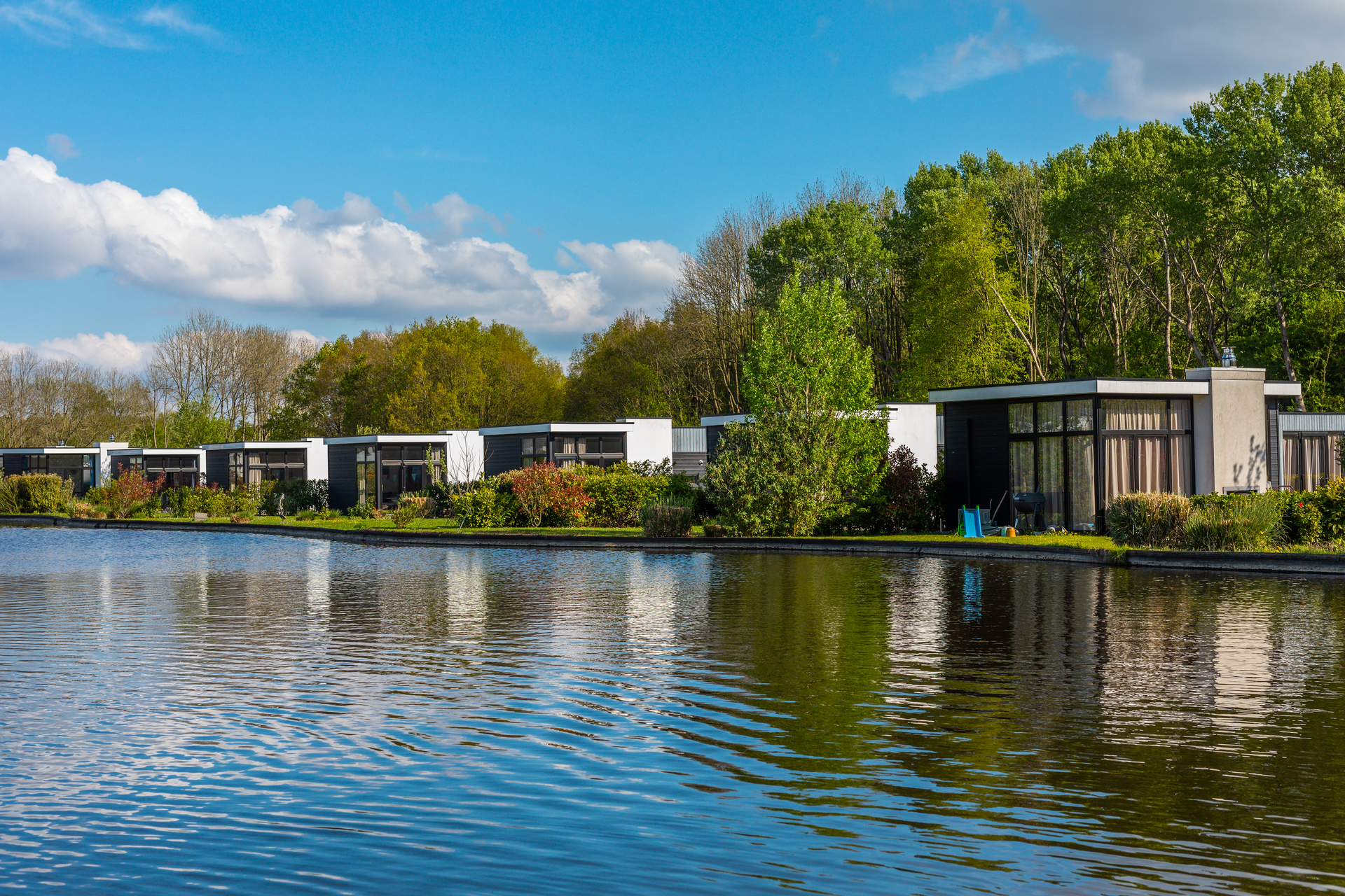 Vakantiepark EuroParcs Spaarnwoude accommodaties aan het water