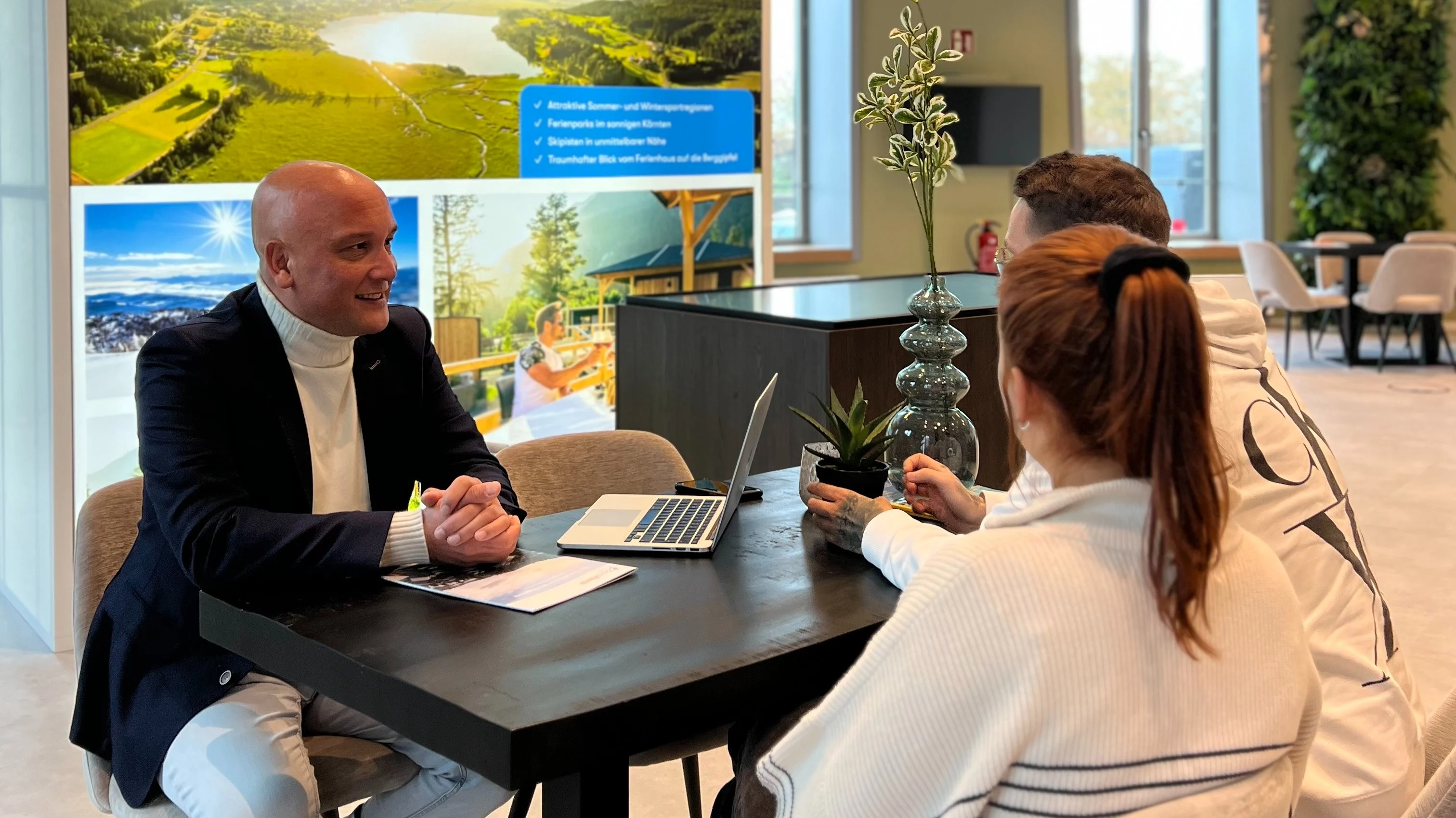 EuroParcs sales consultation in Experience Center