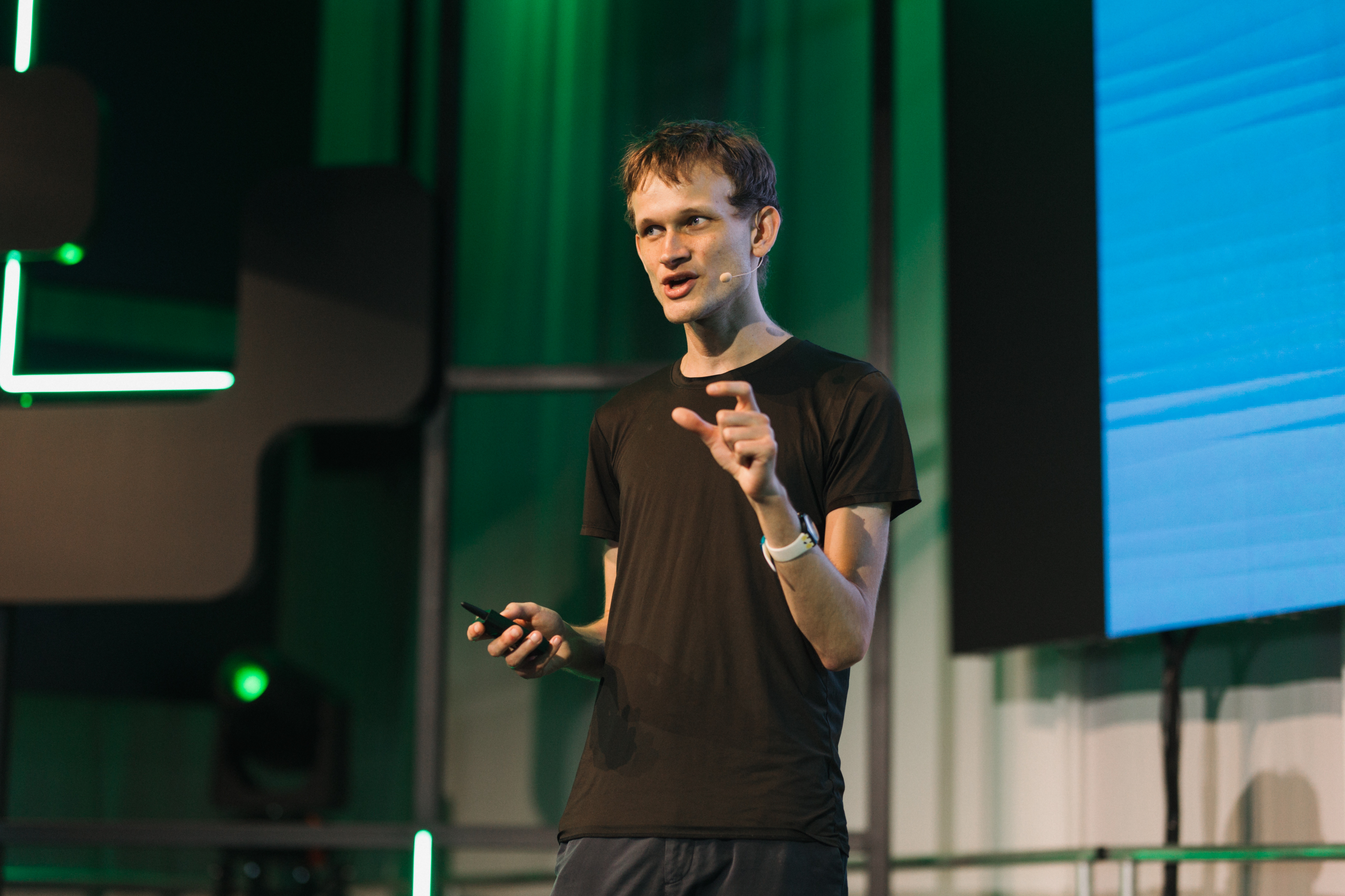 Vitalik Buterin speaking at Safe{Con}2 on @ethereum 's AA roadmap and key problems in account abstraction!