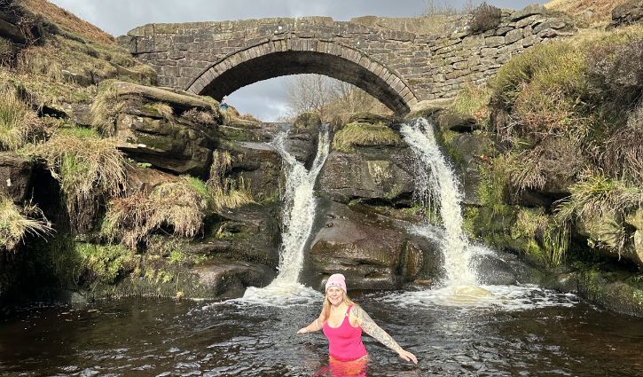 Hannah @feather39 swimming in Three Shires Head in the Peak District