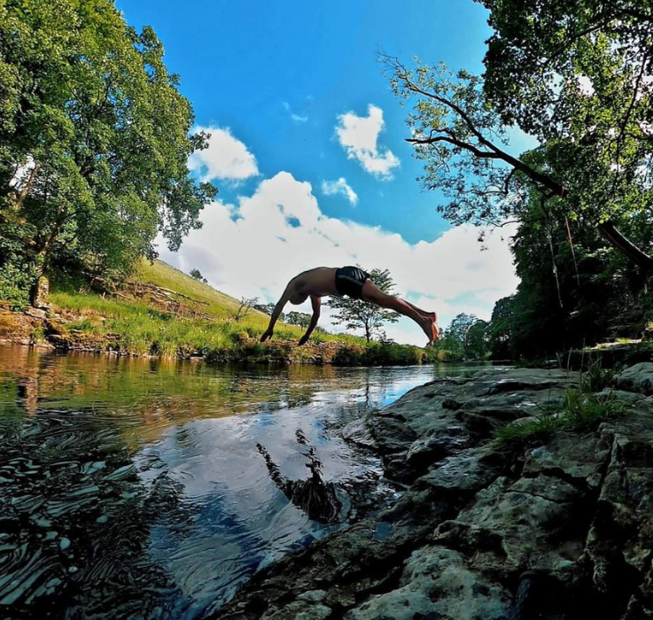 Les wild swimming in the eel pool