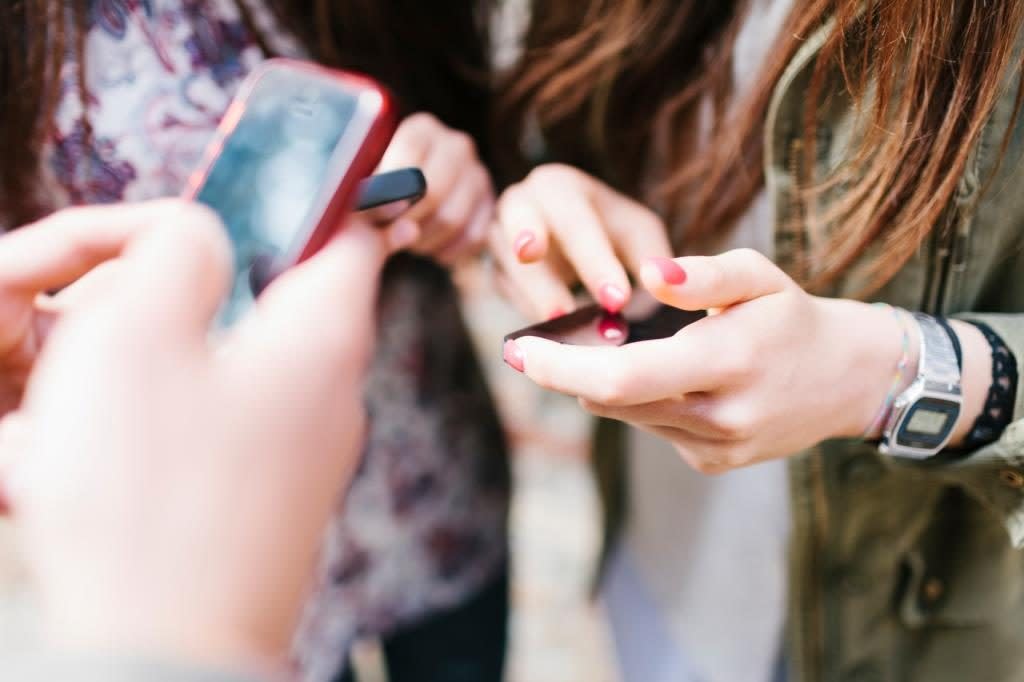 Wise - Thumbnail: Girls-hands-using-smartphones-3-1024x682.jpg