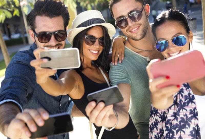 Wise - Thumbnail: group-selfies.jpg