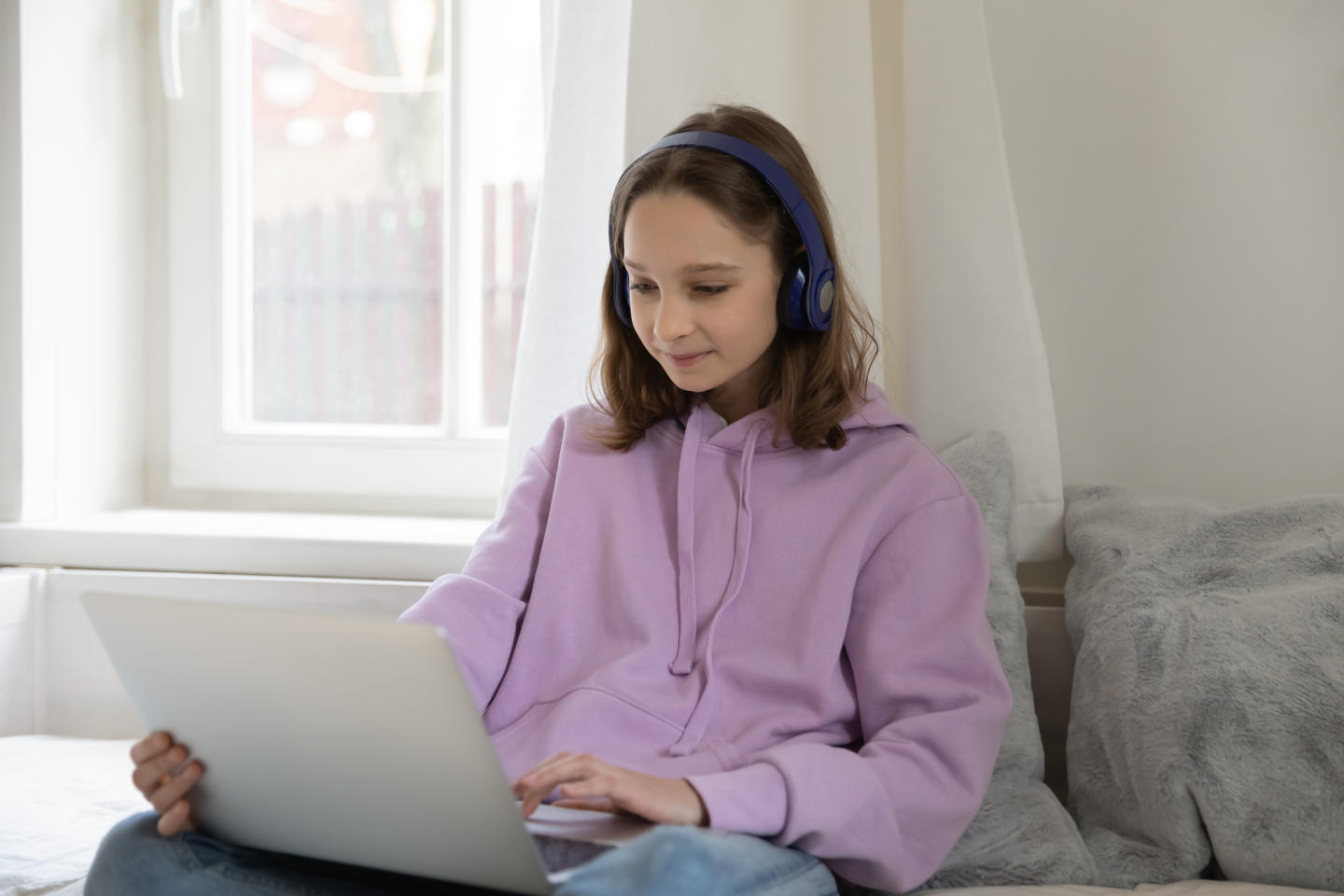 Adolescente qui utilise un ordinateur portatif.