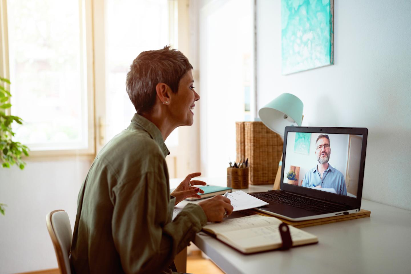 Une personne qui bavarde en vidéo sur son ordinateur portable.
