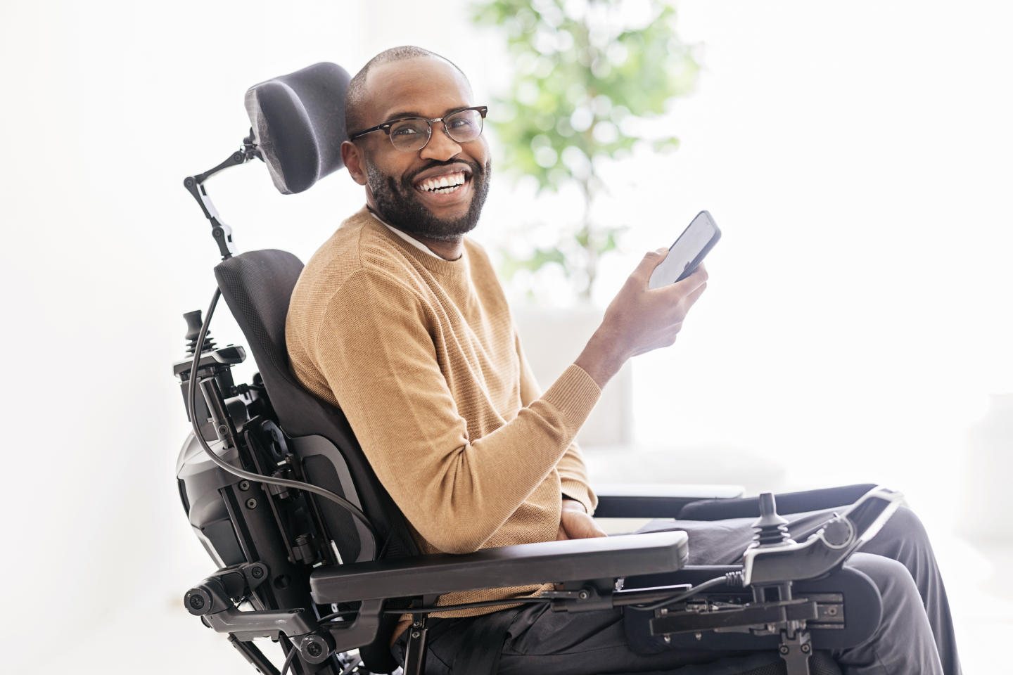 Personne handicapée utilisant un téléphone intelligent