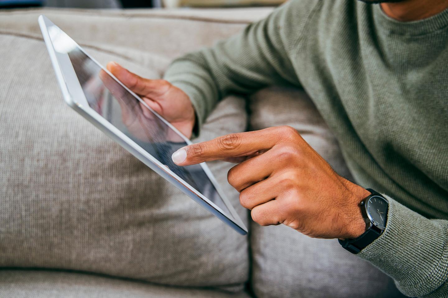 Une personne utilisant une tablette.
