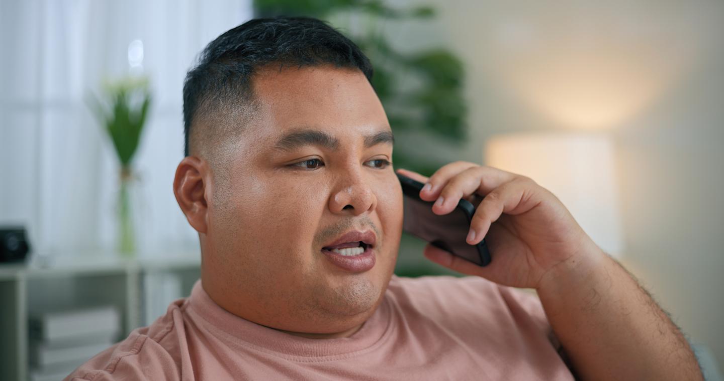 Une personne parlant au téléphone cellulaire.
