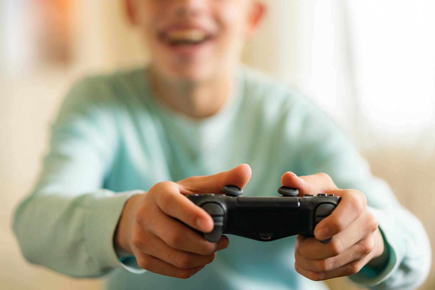 Un enfant qui joue à des jeux vidéo.