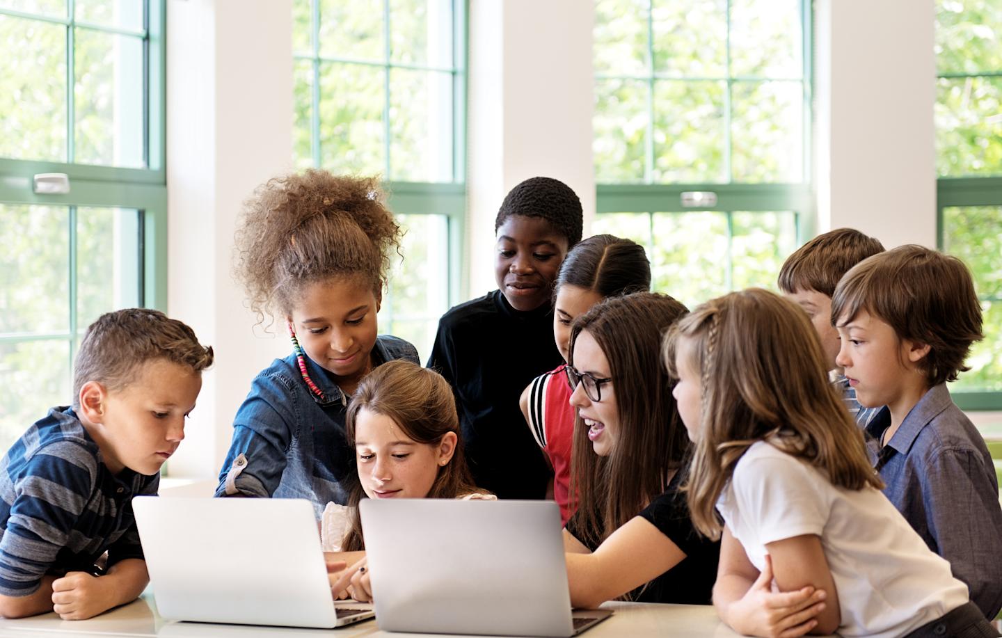 Des élèves participent à une activité en classe.