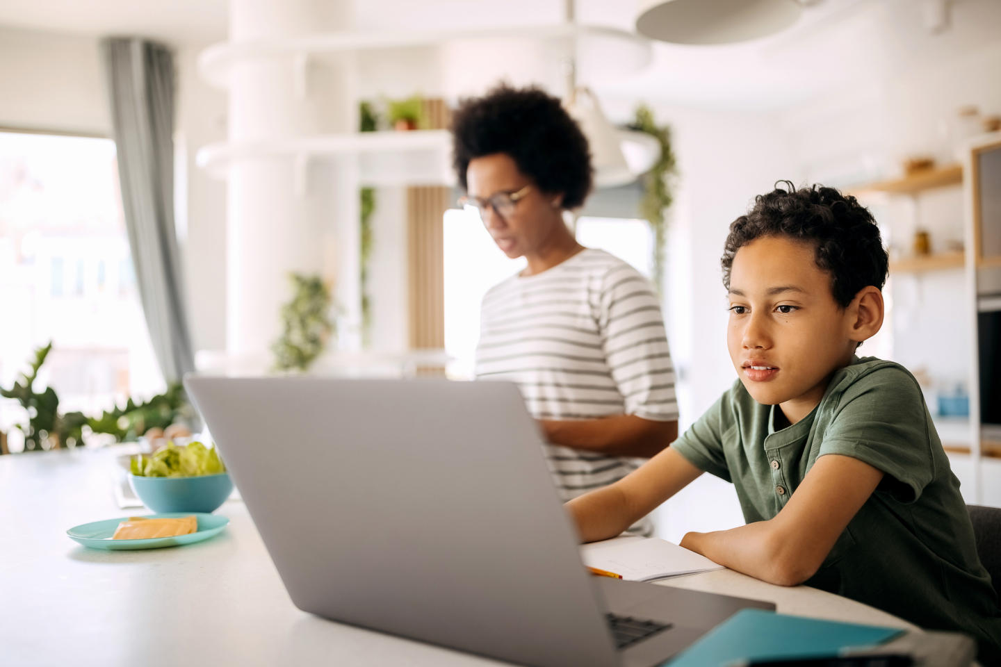 Adolescent utilisant un ordinateur portable