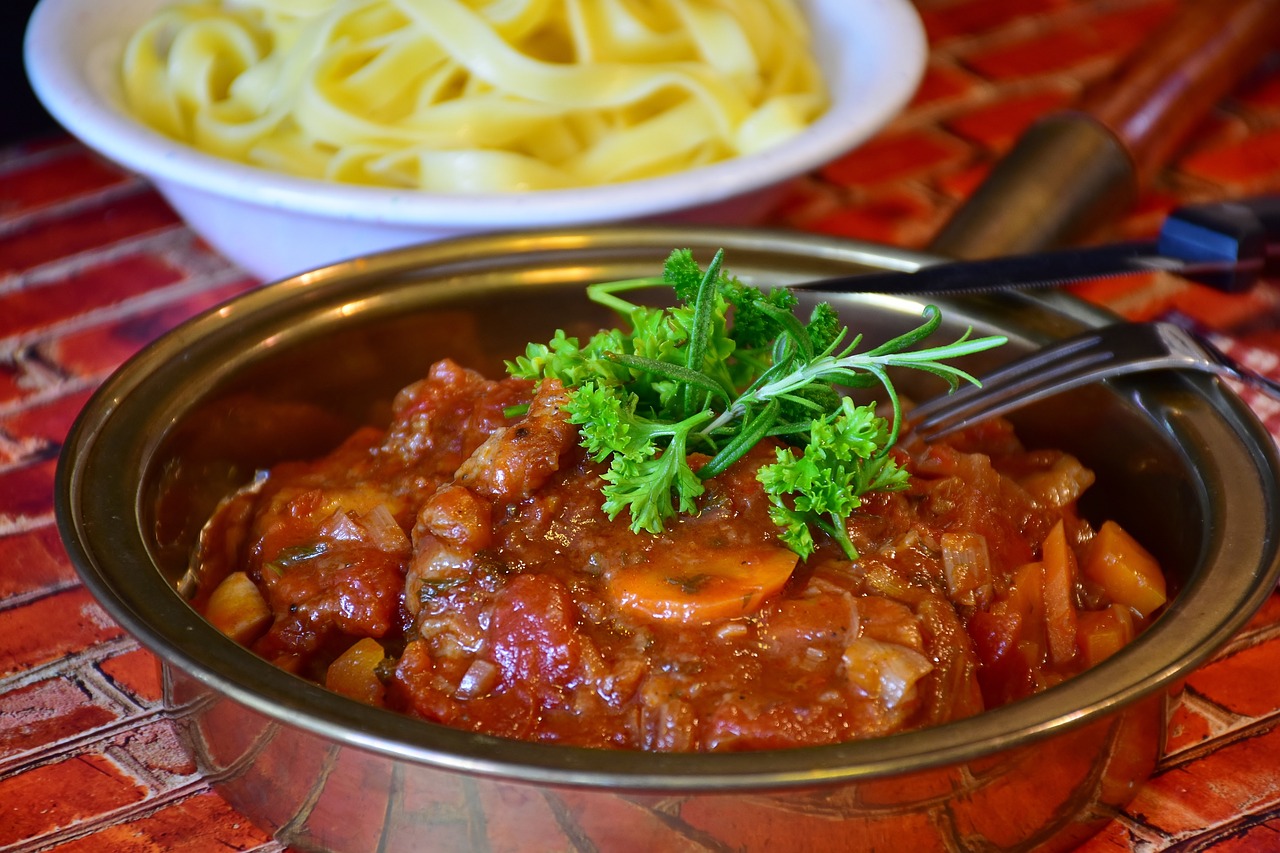 a dish of spaghetti and meatballs.