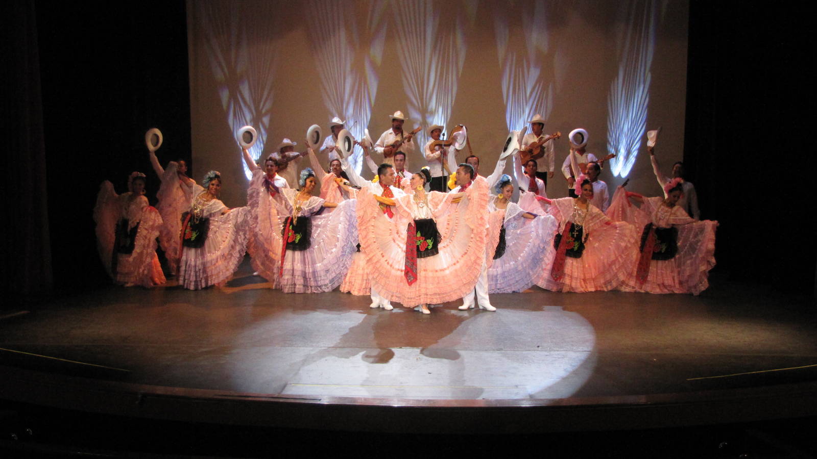Ballet Folclórico Nacional de México de SILVIA LOZANO - Touring Productions and Events