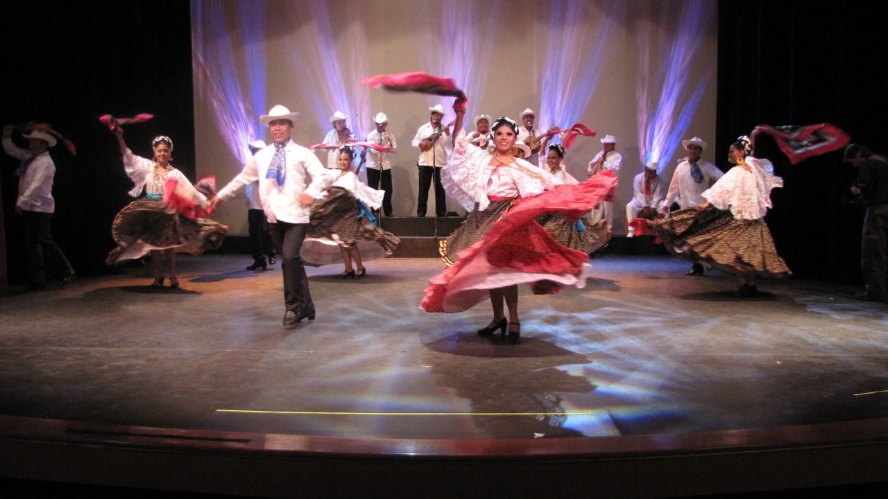 Ballet Folclórico Nacional de México de SILVIA LOZANO