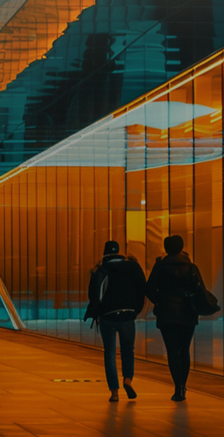 Imagem de um ambiente externo de edifício moderno com pessoas caminhando, destacando a arquitetura futurista e iluminação com tons de azul e laranja