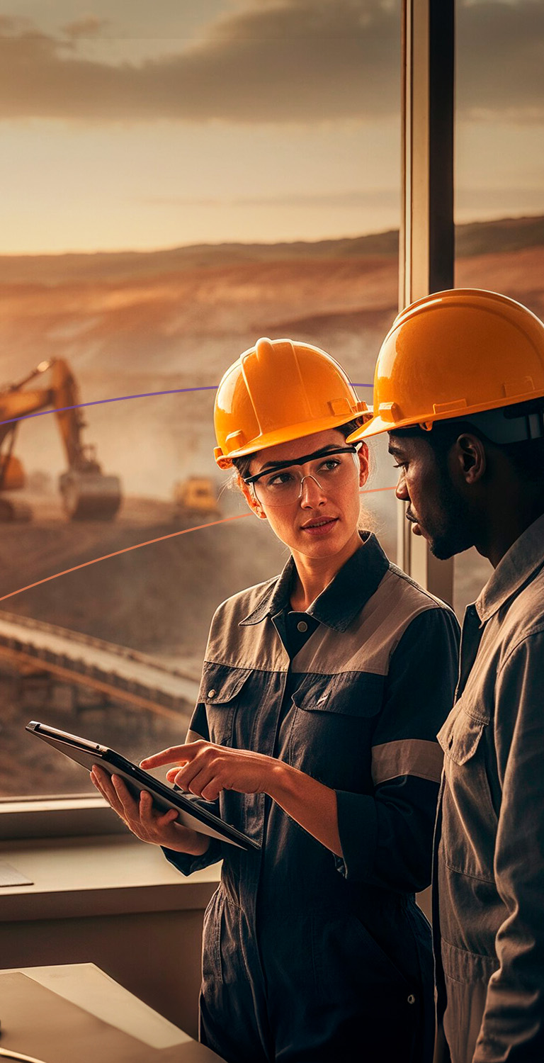 Engenheiros em uma obra de mineração discutindo planos com uma janela ao fundo de uma escavadeira operando na mineração a céu aberto, representando inovação na mineração.