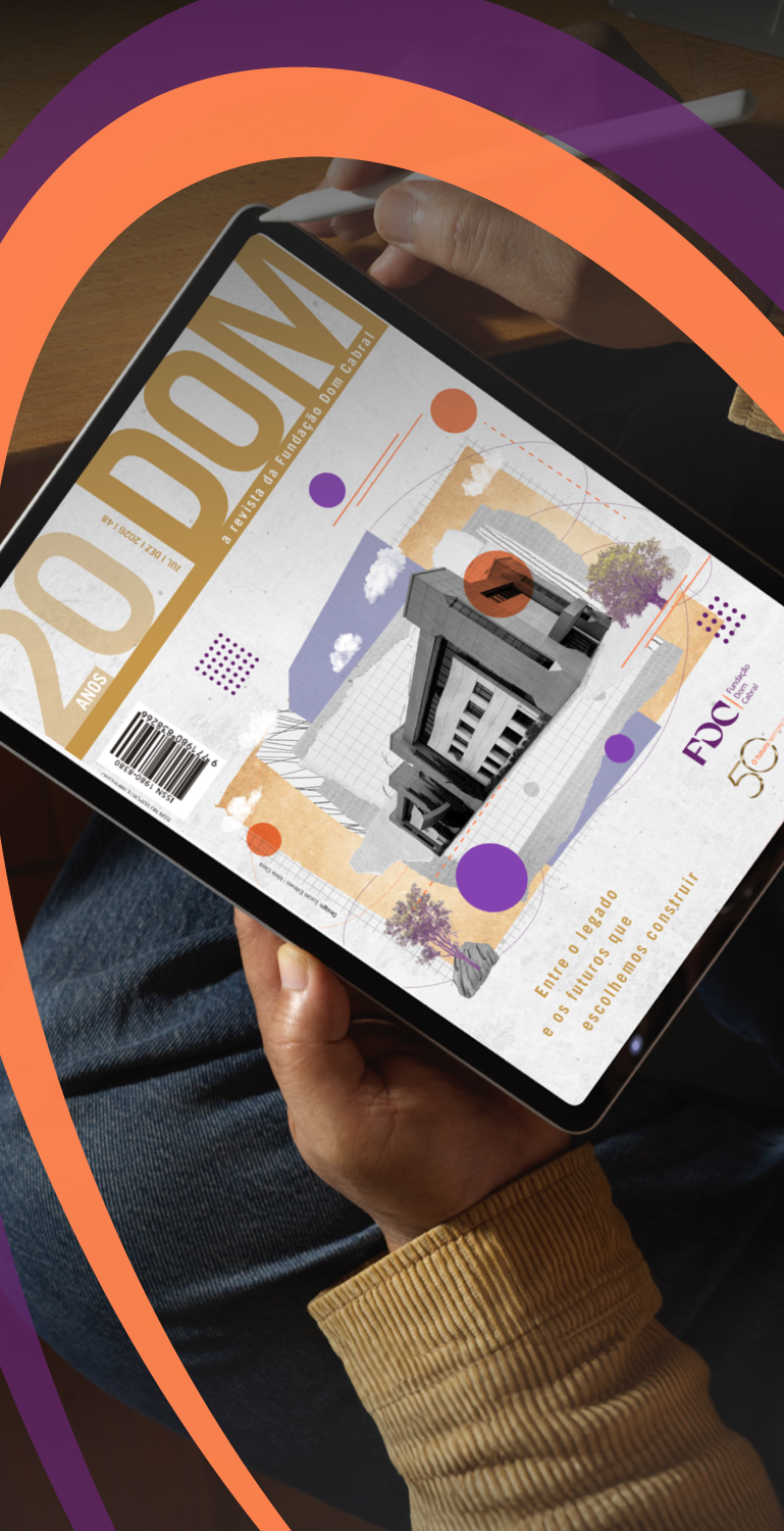 Mão segura tablet com a capa da revista digital DOM