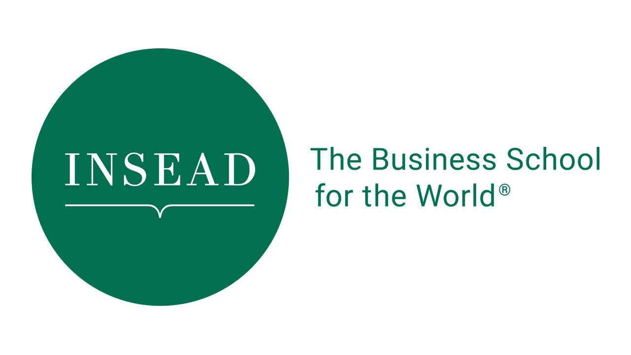 Logo INSEAD com círculo verde-escuro contendo texto branco e tagline "The Business School for the World" em verde ao lado.
