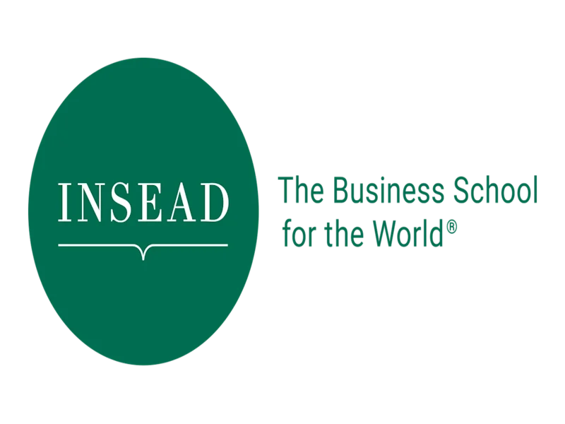 Logo INSEAD com círculo verde-escuro contendo texto branco e tagline "The Business School for the World" em verde ao lado.
