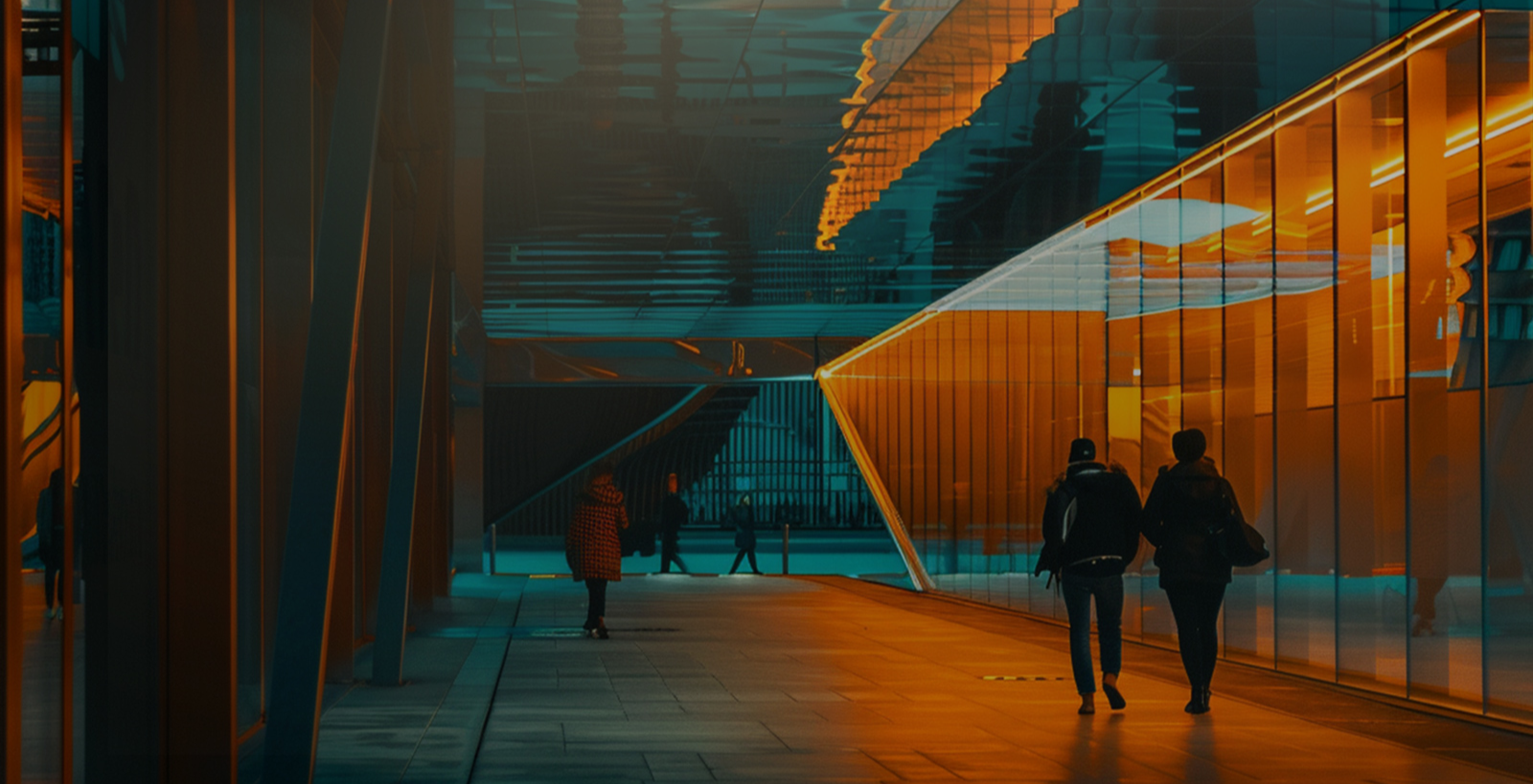 Imagem de um ambiente externo de edifício moderno com pessoas caminhando, destacando a arquitetura futurista e iluminação com tons de azul e laranja