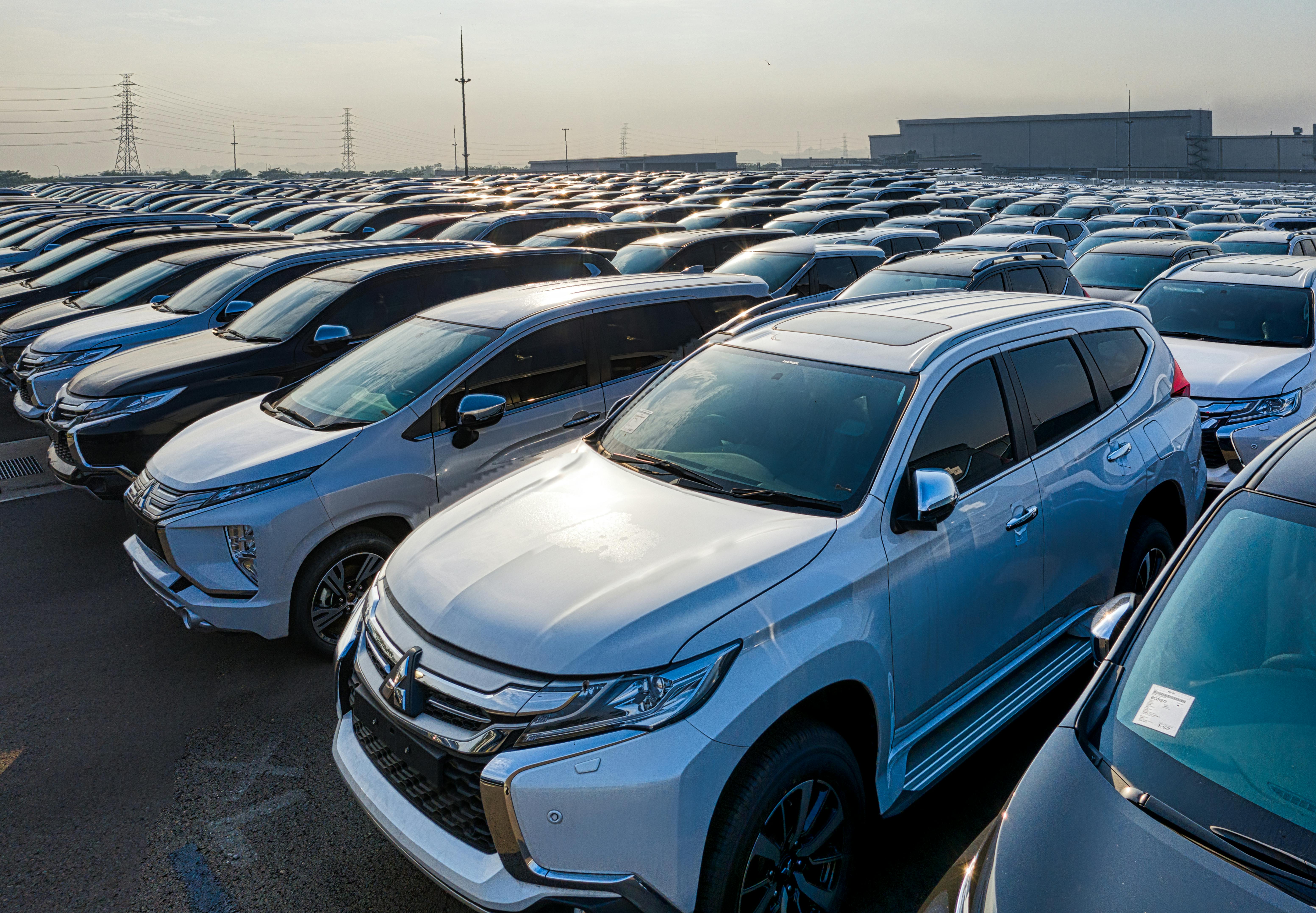 How do you successfully expand globally? This article provides lessons from Japanese car companies, that are renowned for their success both domestically and internationally. 