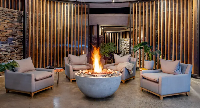 Guest lounge with firepit